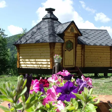Escapade Romantique: Avec Terrasse Panoramique, Poele A Bois Et Eclairage Multicolore Vakantiehuis *