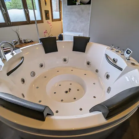 Escapade Romantique: Avec Terrasse Panoramique, Poele A Bois Et Eclairage Multicolore - Fr-1-589-441 בית נופש