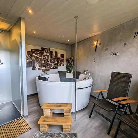 Escapade Romantique: Avec Terrasse Panoramique, Poele A Bois Et Eclairage Multicolore